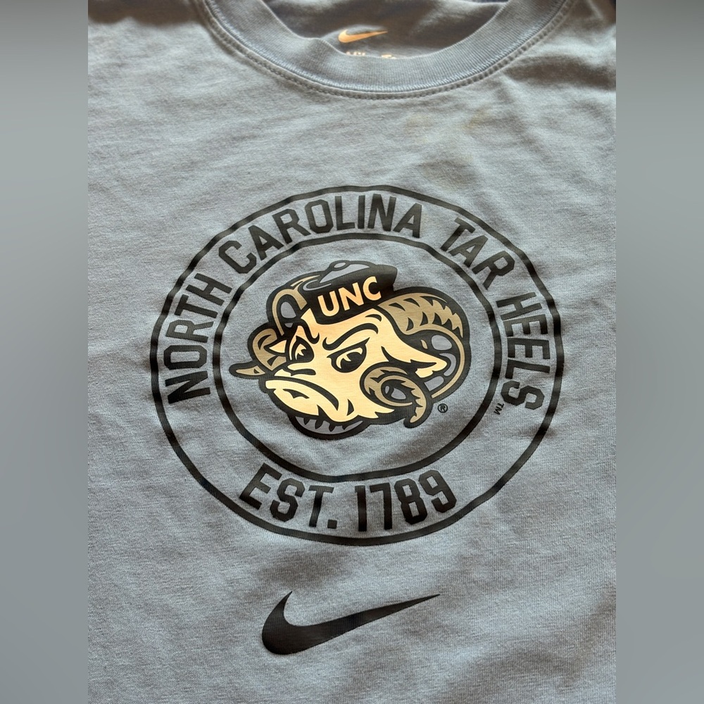 Men’s UNC Tarheels, Nike Long Sleeve Tee, loose fit, Size Small